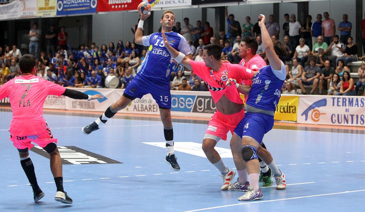 Partido entre Teucro e BM Sinfin no Municipal
