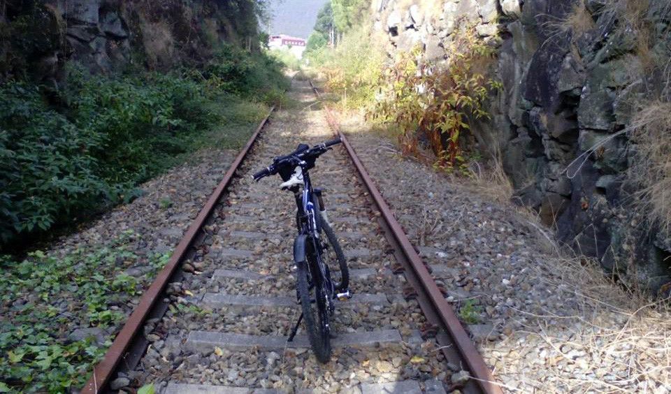 Unha bicicleta no treito ferroviario en desuso entre Pontevedra e Arcade