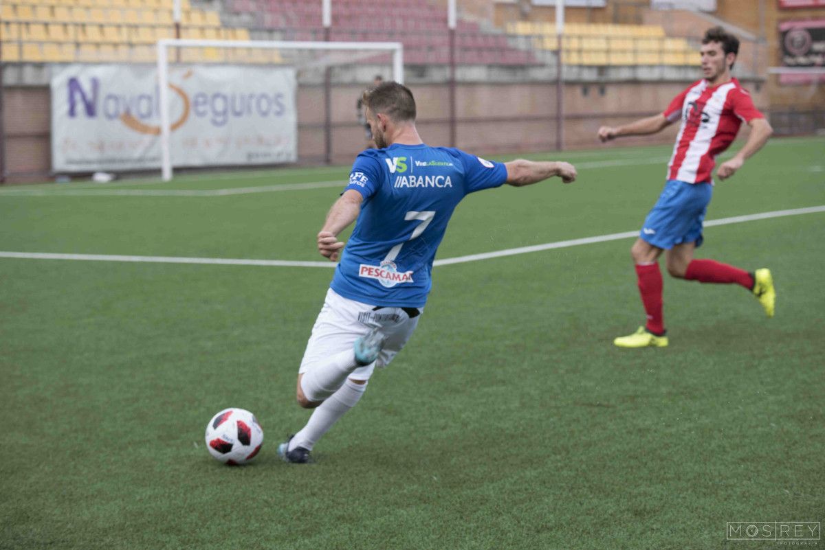 Partido de liga entre o Navalcarnero e o Pontevedra