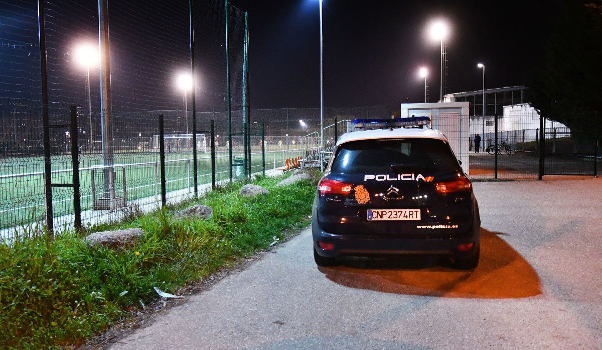 Patrulla de la Policía Nacional en los campos de fútbol de A Xunqueira (archivo)