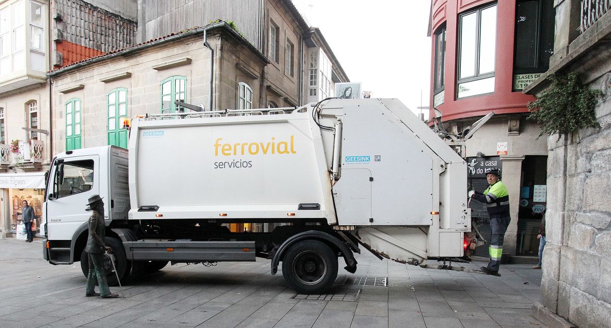 Camión do lixo de Ferrovial no centro histórico de Pontevedra
