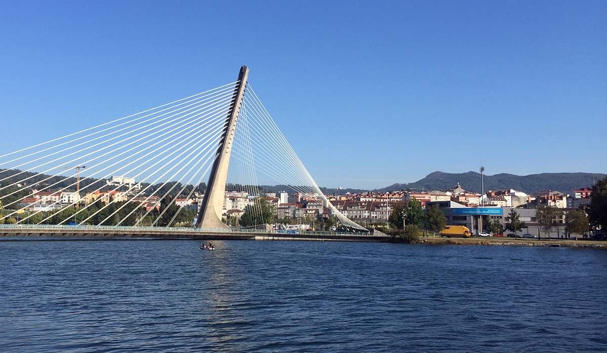Río Lérez coa marea alta á altura da ponte dos Tirantes