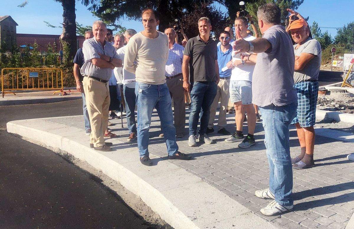 Membros do PP no vial de acceso a Montecelo onde se van instalar lombos