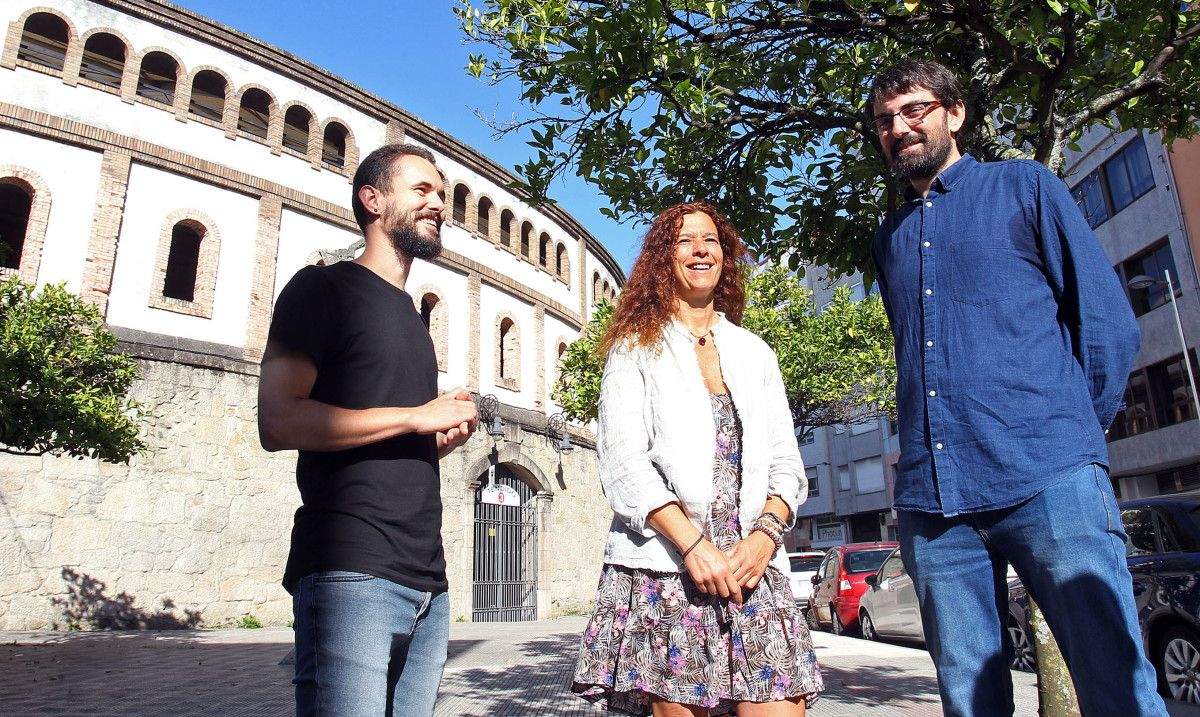 O representante de Libera, Rubén Pérez, e os deputados de En Marea, Julia Torregrosa e Marcos Cal