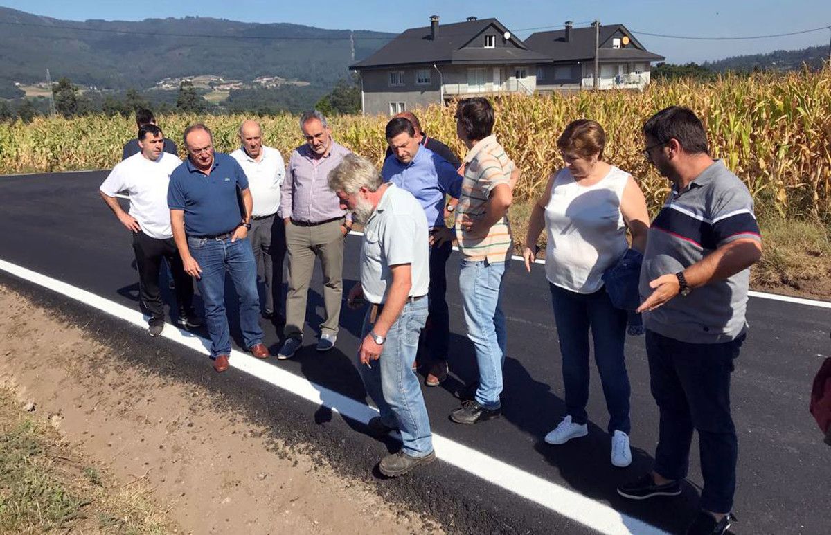 Visita a los trabajos de mejora de caminos en Cuntis