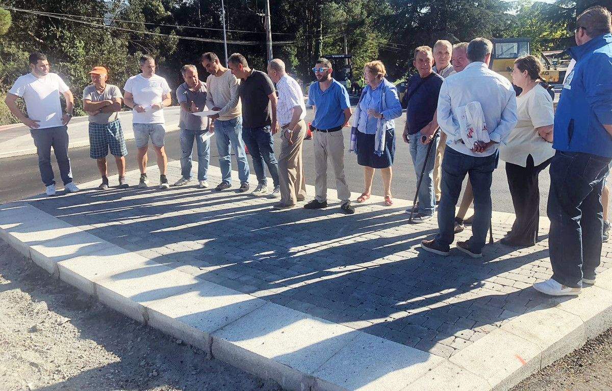 Miembros del PP en el vial de acceso a Montecelo donde se van a instalar lombos
