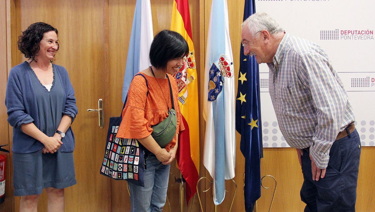 Mosquera saluda "a la japonesa" a la economista nipona Kaori Kii