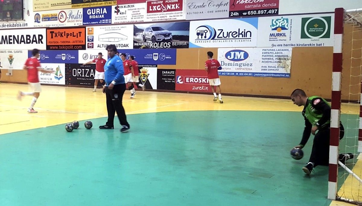 O Cisne facendo exercicios de quecemento en Zarautz