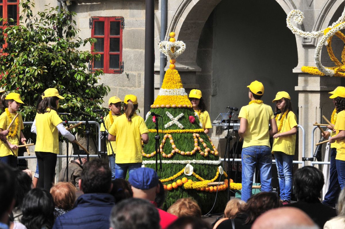 Alumnos del Marcos da Portela en el concurso de maios de Pontevedra