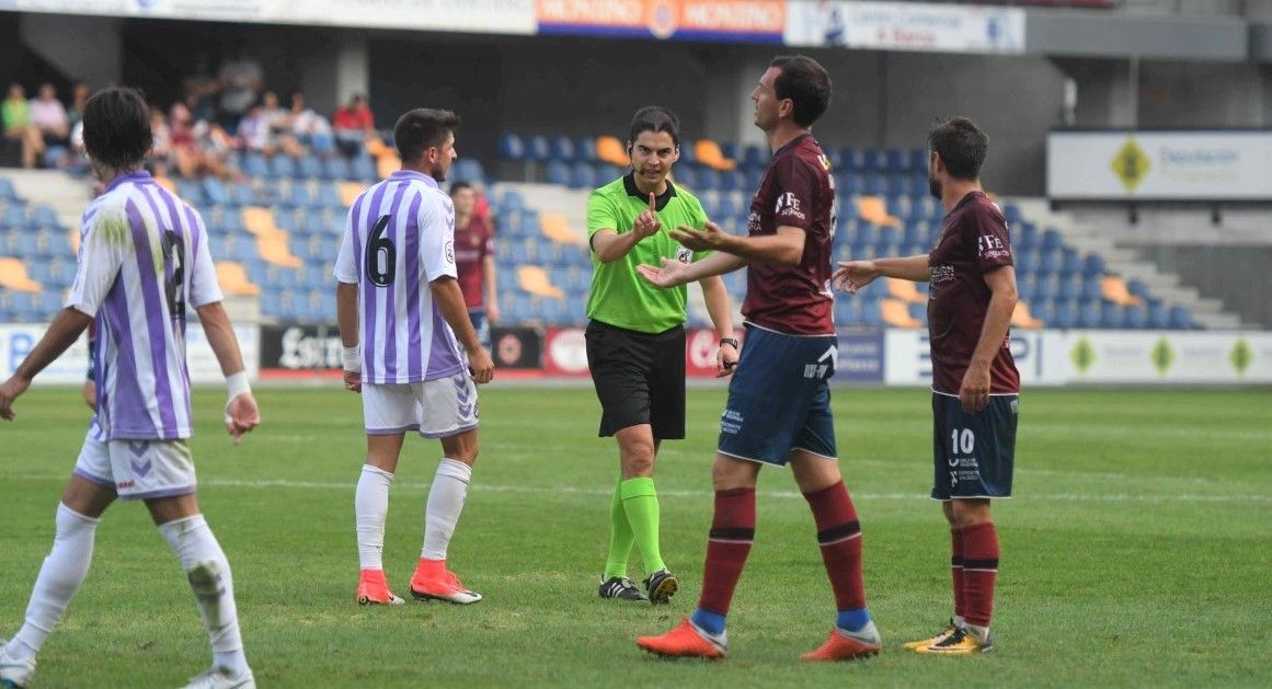 El árbitro Ruiz Álvarez, en el partido entre Pontevedra y Valladolid B en Pasarón de la temporada 18/19