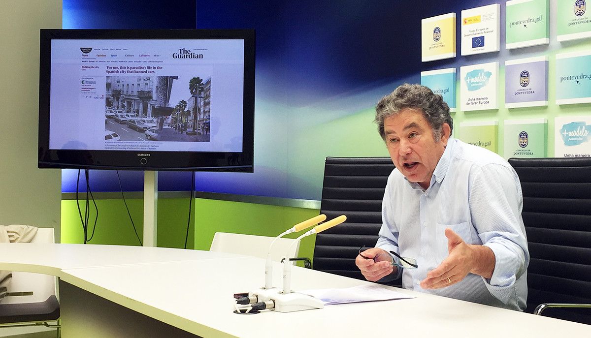 Miguel Anxo Fernández Lores, con el artículo de The Guardian en el fondo