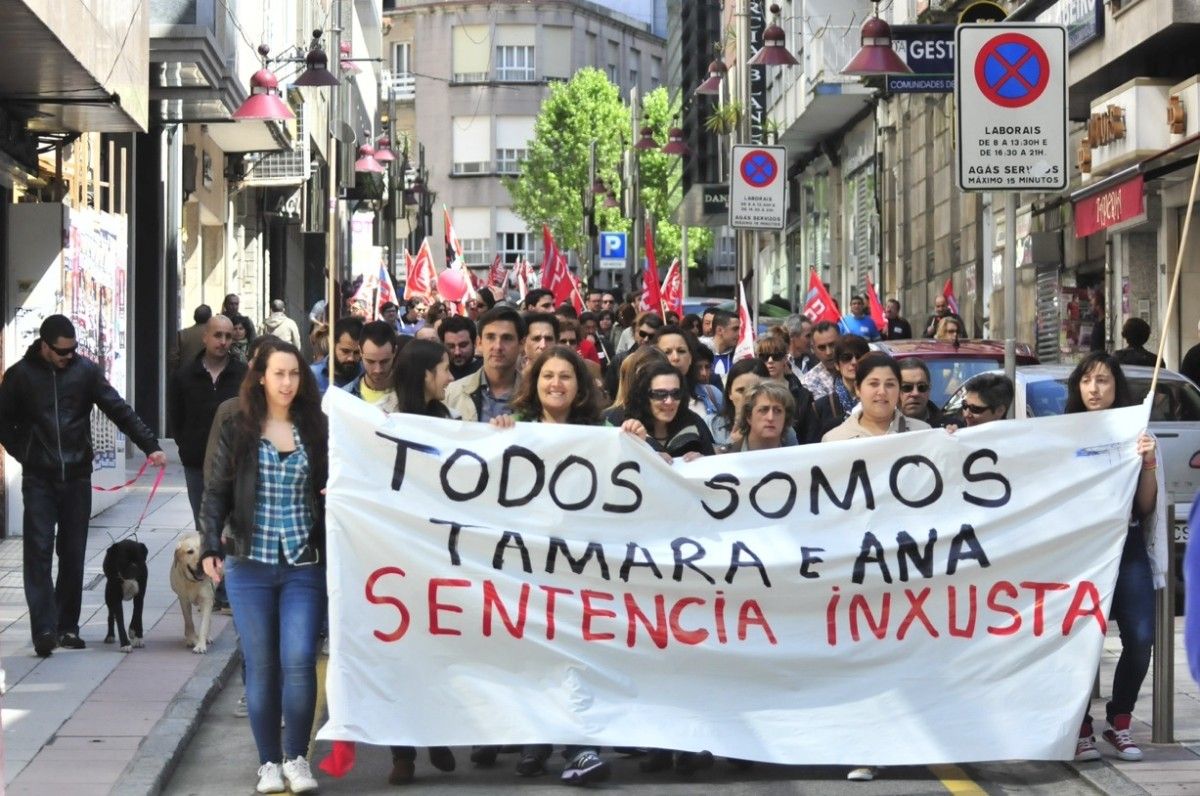 Pancarta de apoyo a las trabajadoras despedidas durante el Primero de mayo