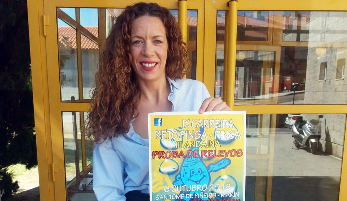 Begoña Fernández posa con el cartel de la IX Carrera Pinga Pinga
