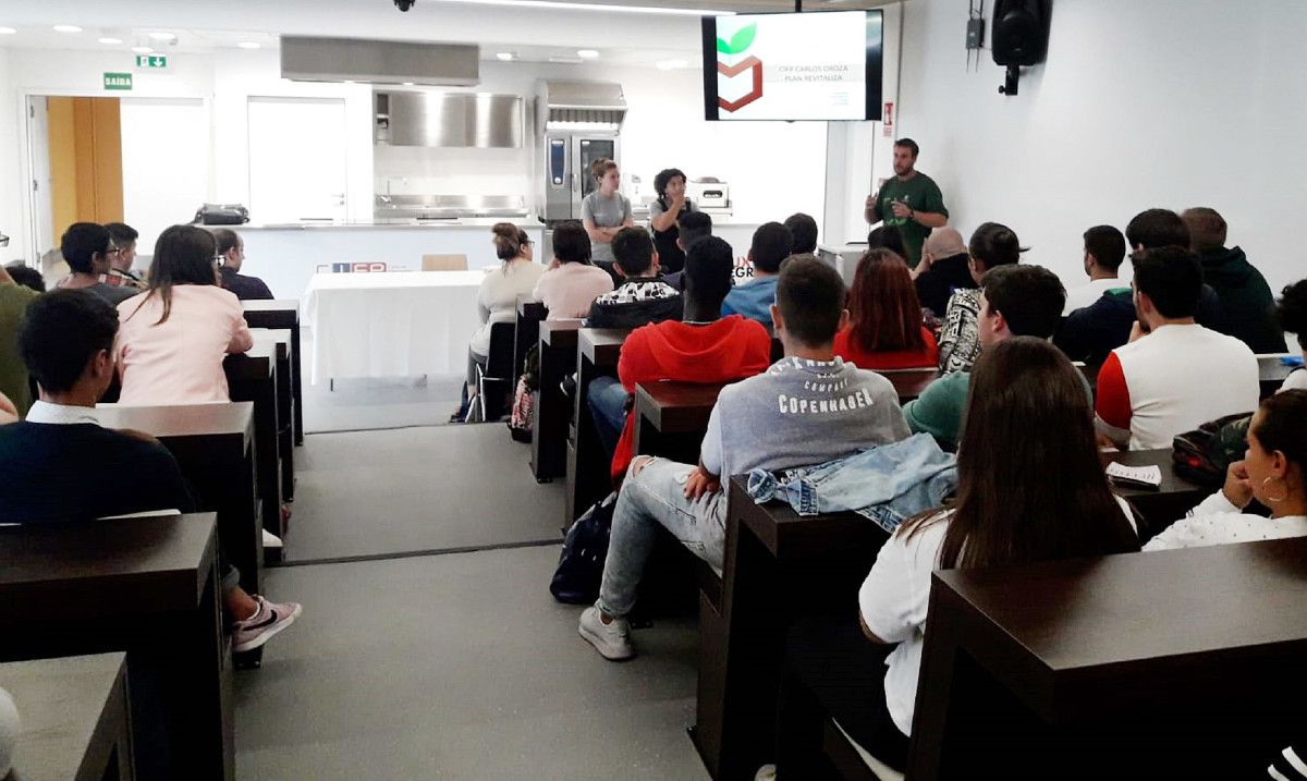 Palestra sobre compostaxe no centro Carlos Oroza