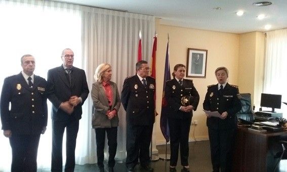 Estíbaliz Palma, segunda pola dereita, na súa toma de posesión como comisaria en Pozuelo de Alarcón