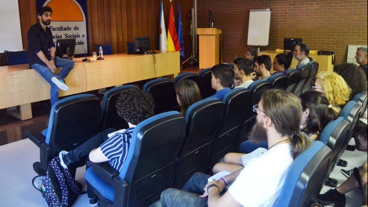 Manel Loureiro con los alumnos que adaptarán Apocalipsis Z a los videojuegos
