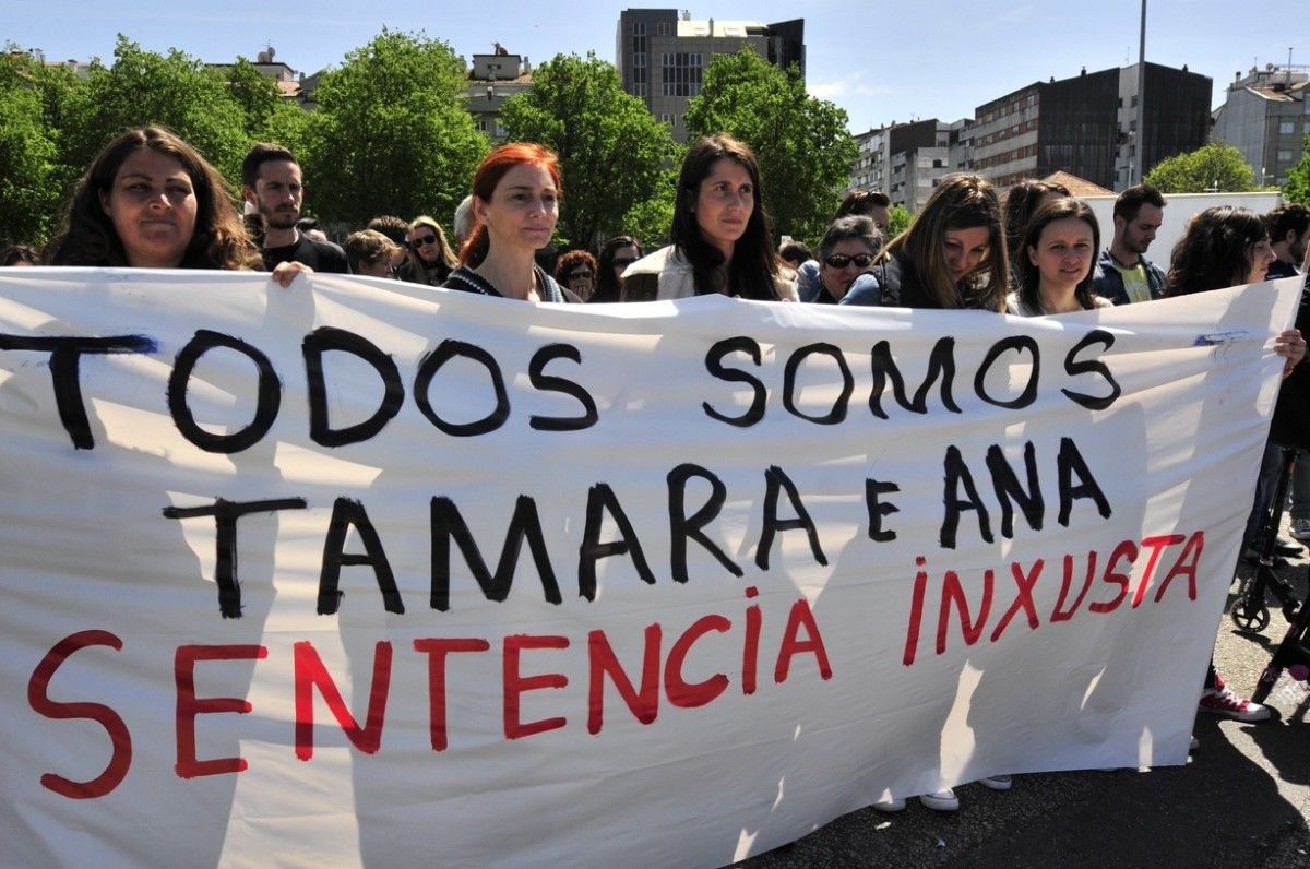 Pancarta de apoyo a las trabajadoras despedidas durante el Primero de mayo