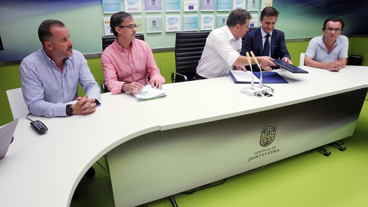 Firma con Serviocio del nuevo contrato de las piscinas de Campolongo