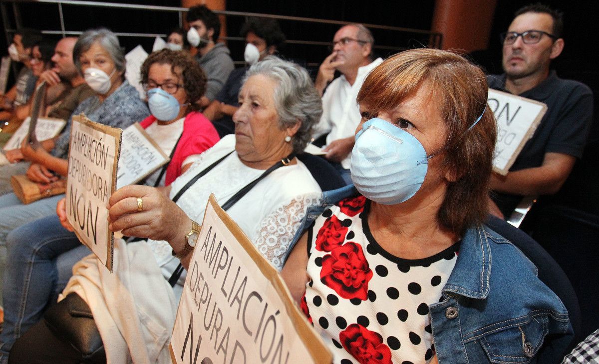 Veciños dos Praceres protestando no Pleno municipal