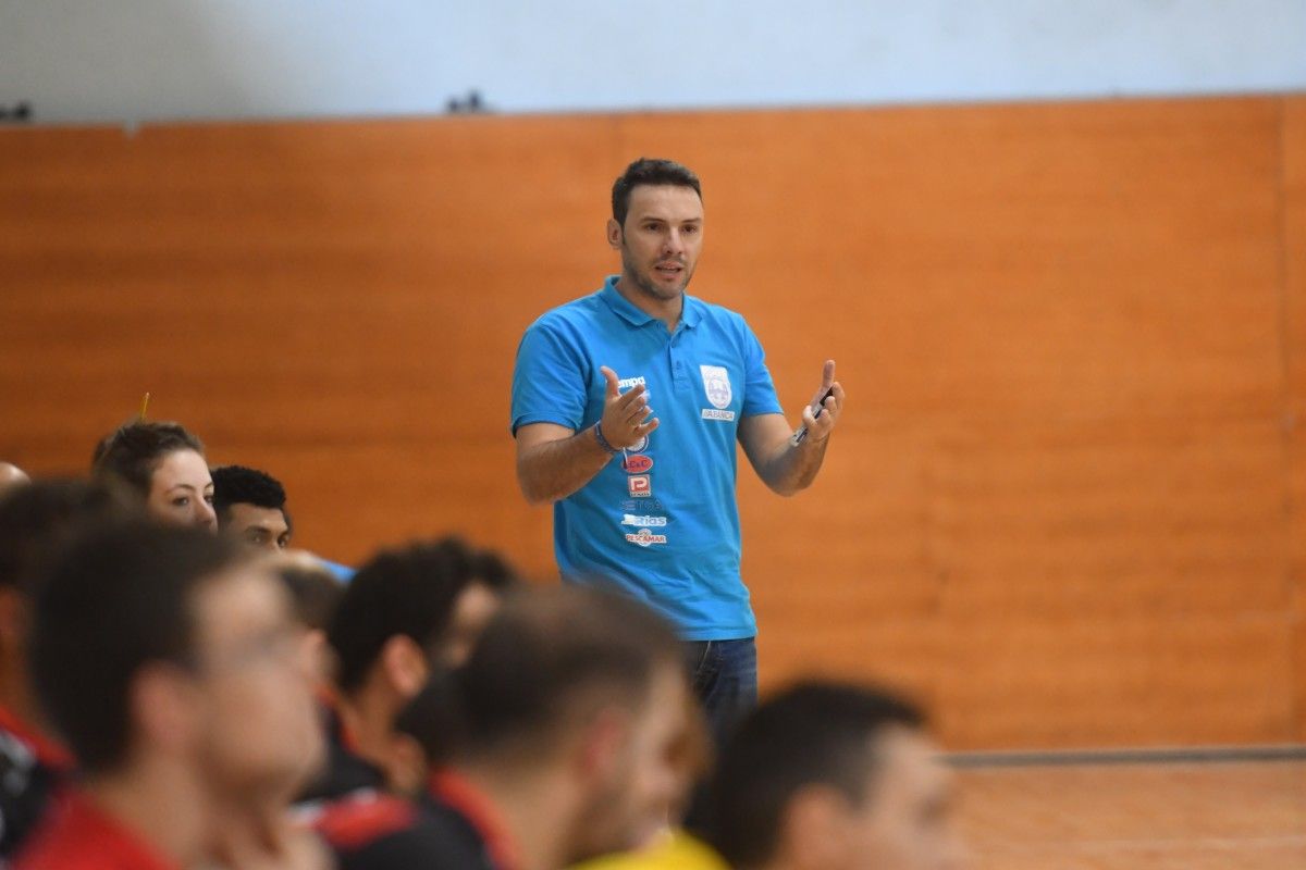 O adestrador do Cisne, Jabato, no partido da Copa do Rei ante o BM Nava no CGTD