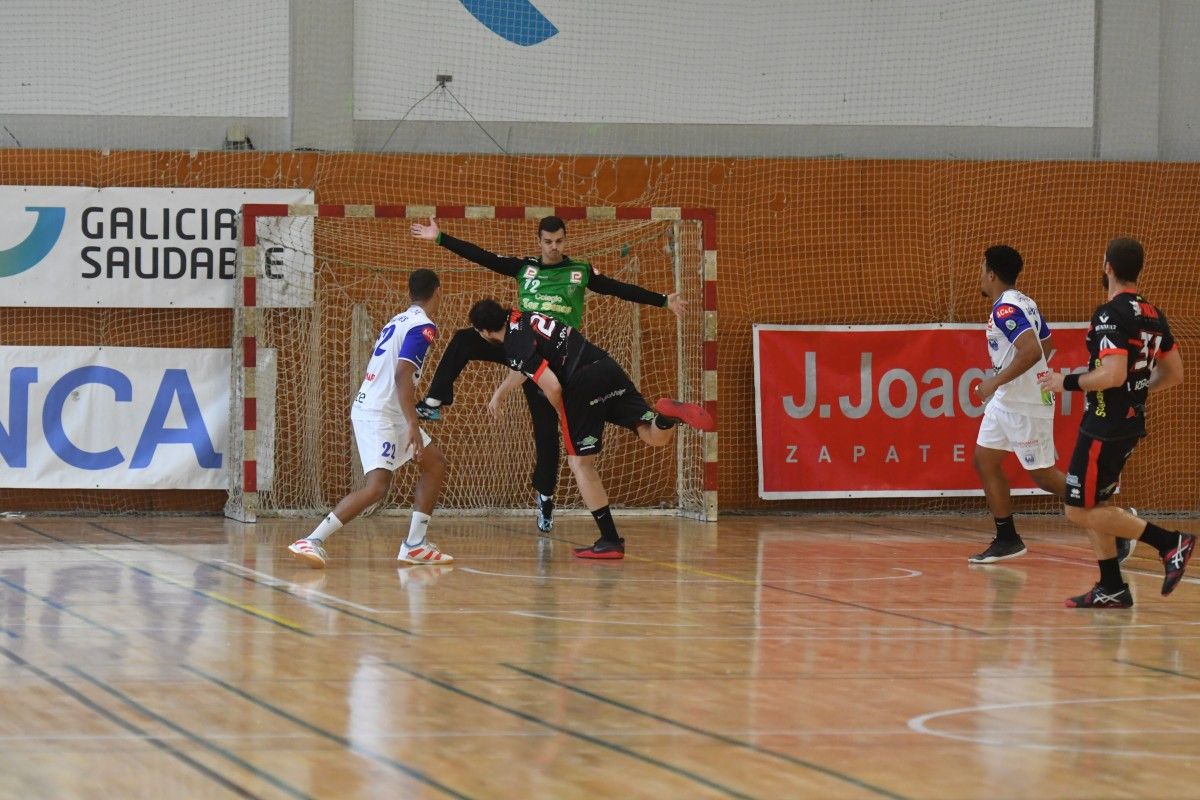 Partido de la Copa del Rey entre el Club Cisne Balonmano y el BM Nava en el CGTD