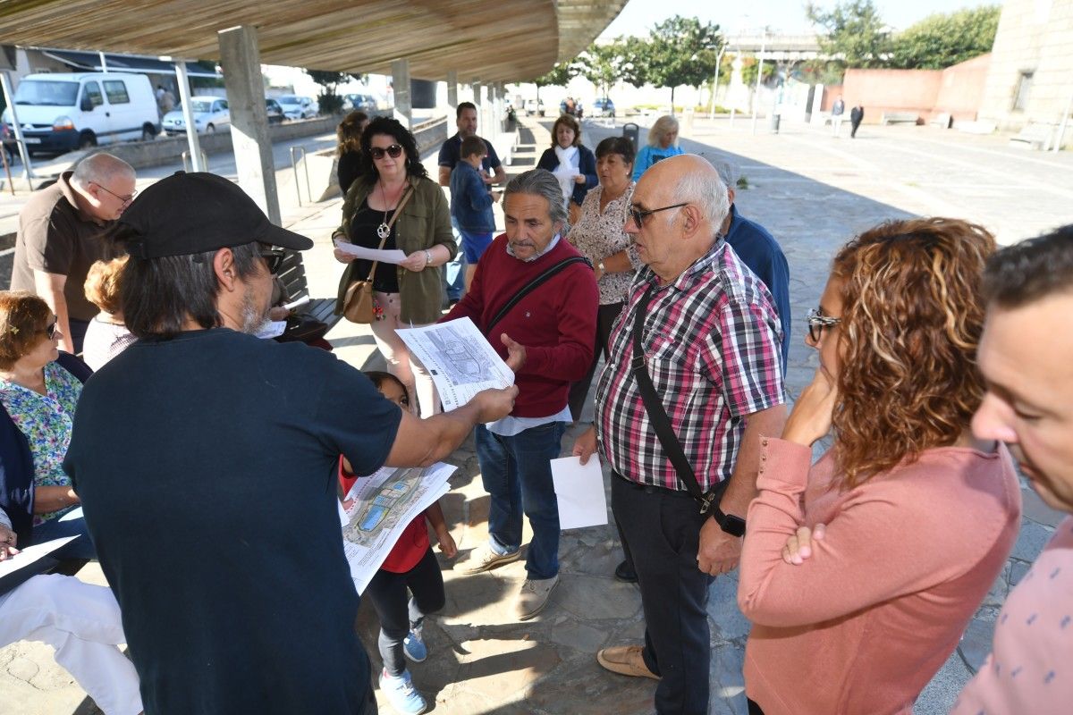 Veciños de Praceres reparten información sobre a ampliación da depuradora á saída da misa