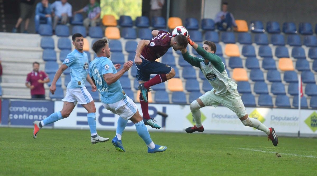Partido entre Pontevedra e Celta B en Pasarón