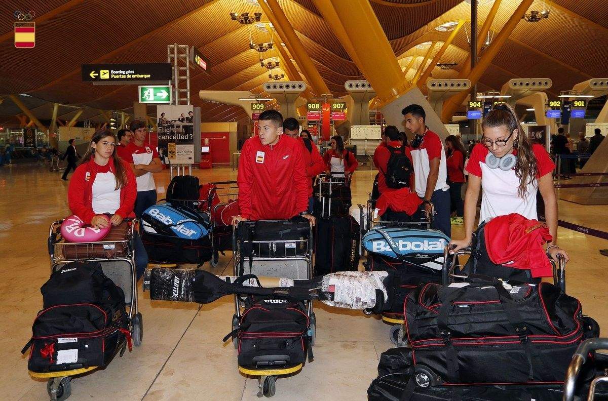 Antía Otero (izquierda) en el aeropuerto de Barajas con el resto de los deportistas españoles
