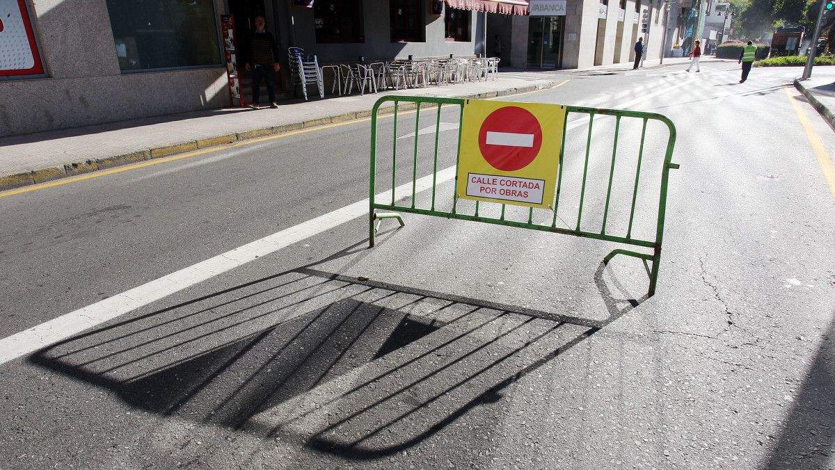 Obras de asfaltado da rúa Raíña Vitoria