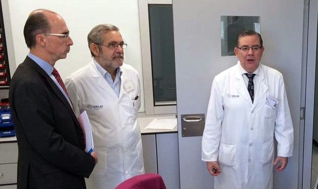 Isauro Gomez Tato (esquerda) co conselleiro de Sanidade e o xerente do Chop nunha imaxe de 2016