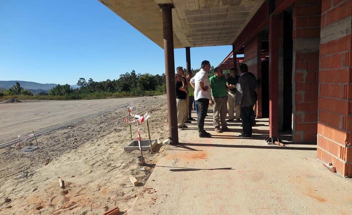 Obras de construción do novo campo de fútbol de Santa María de Xeve, en Gatomorto