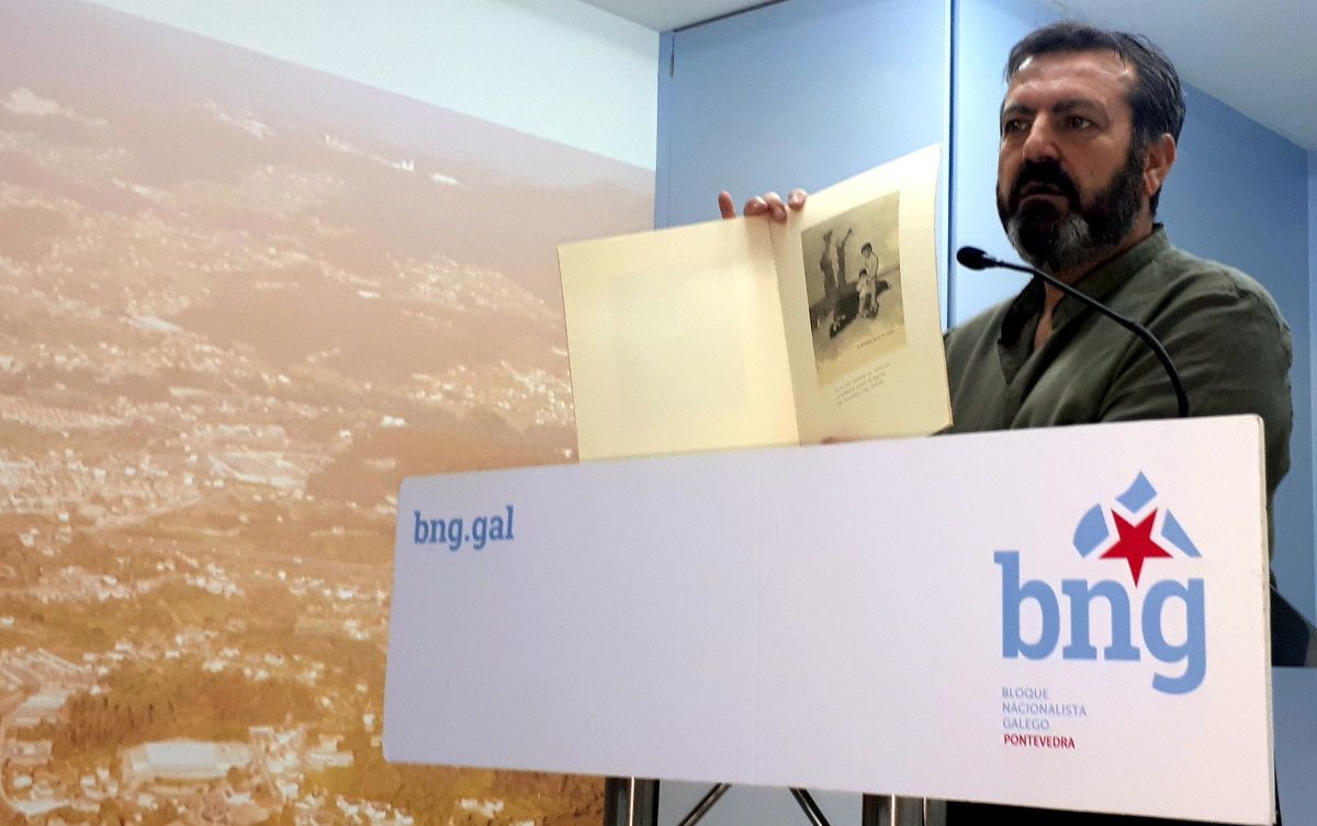 El parlamentario del BNG, Luís Bará, muestra la estampa de 'A derradeira leición do mestre', de Castelao