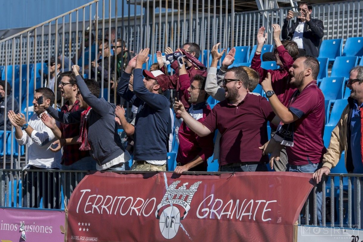 Afeccionados do Pontevedra celebran un dos goles en Fuenlabrada