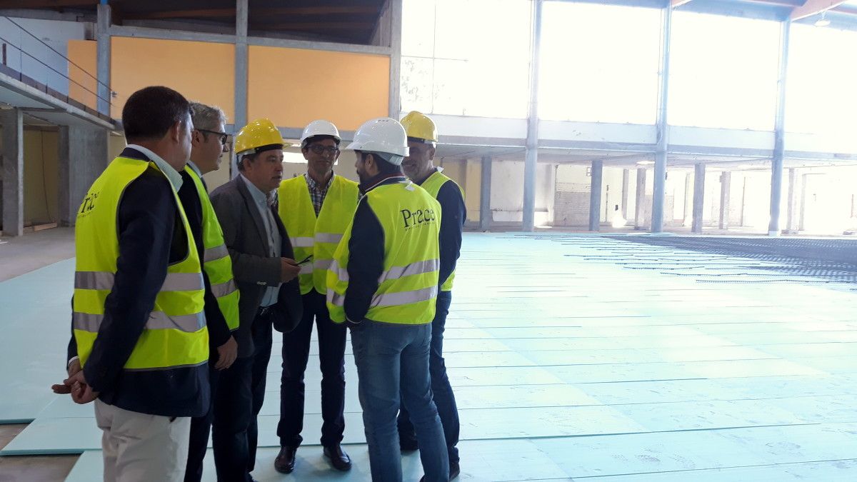 Lores y Gómez visitan las obras en el pabellón multiusos de A Xunqueira