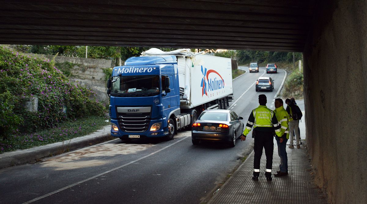 Camión accidentado na ponte de San Caetano, Alba