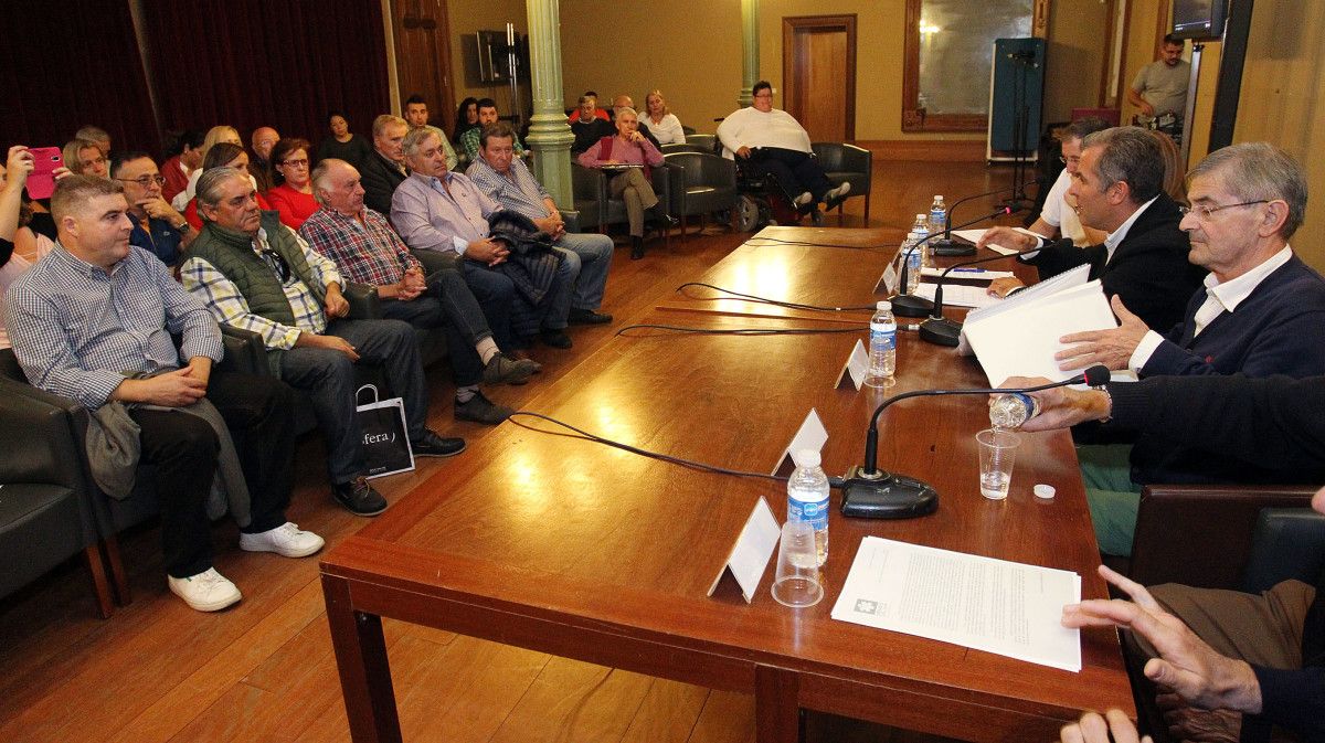 Charla-coloquio organizada polo PP contra a instalación de lombos en vías sanitarias