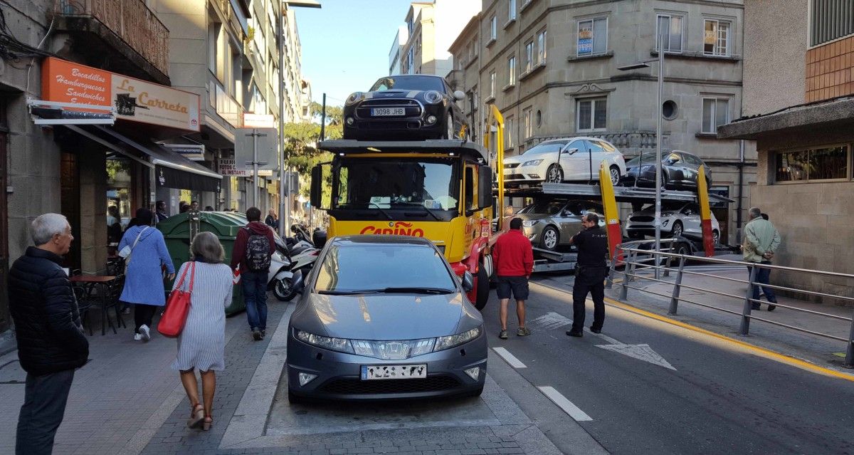 Camión atascado en el cruce de las calles Blanco Porto y Joaquín Costa 