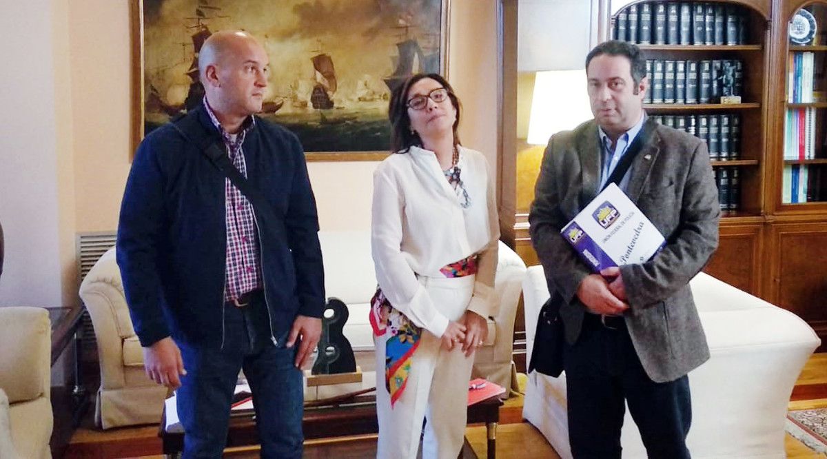 Representantes da Unión Federal de Policía coa subdelegada do Goberno, Maica Larriba