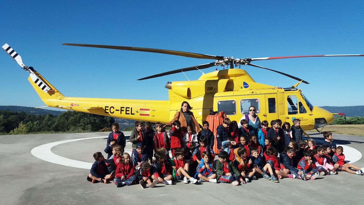 Alumnos del Colegio San José visitan la base antiincendios de O Campiño