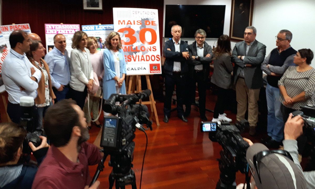 Gonzalo Durán, rodeado por concelleiros e representantes do Partido Popular