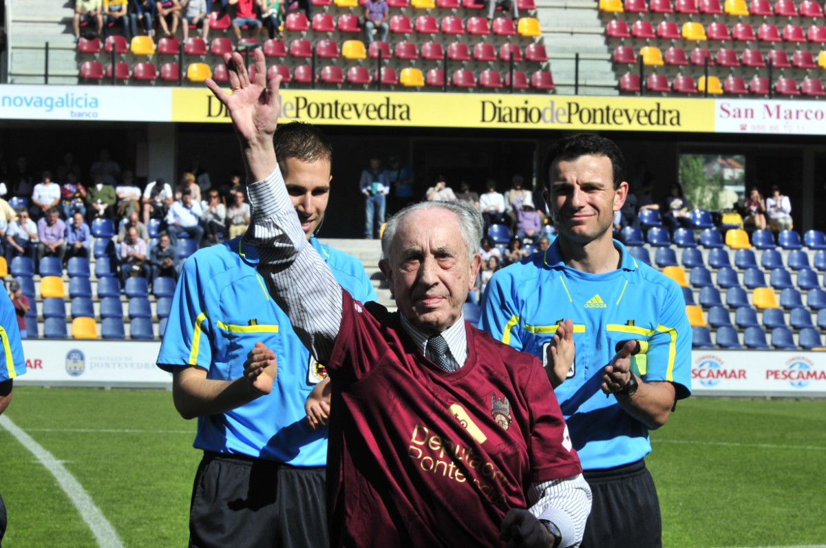 Saque de honor de Gerardo Dios Vidal en el Estadio Municipal de Pasarón