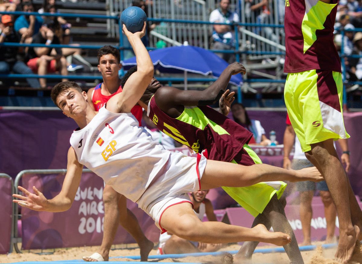 Partido de balonmano playa en los Juegos Olímpicos de la Juventud en Buenos Aires