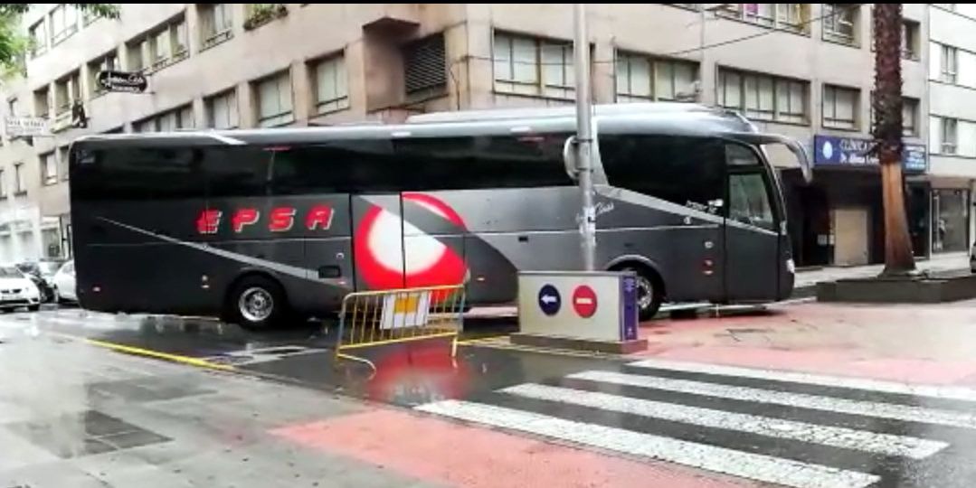 Autobús atascado en Benito Corbal