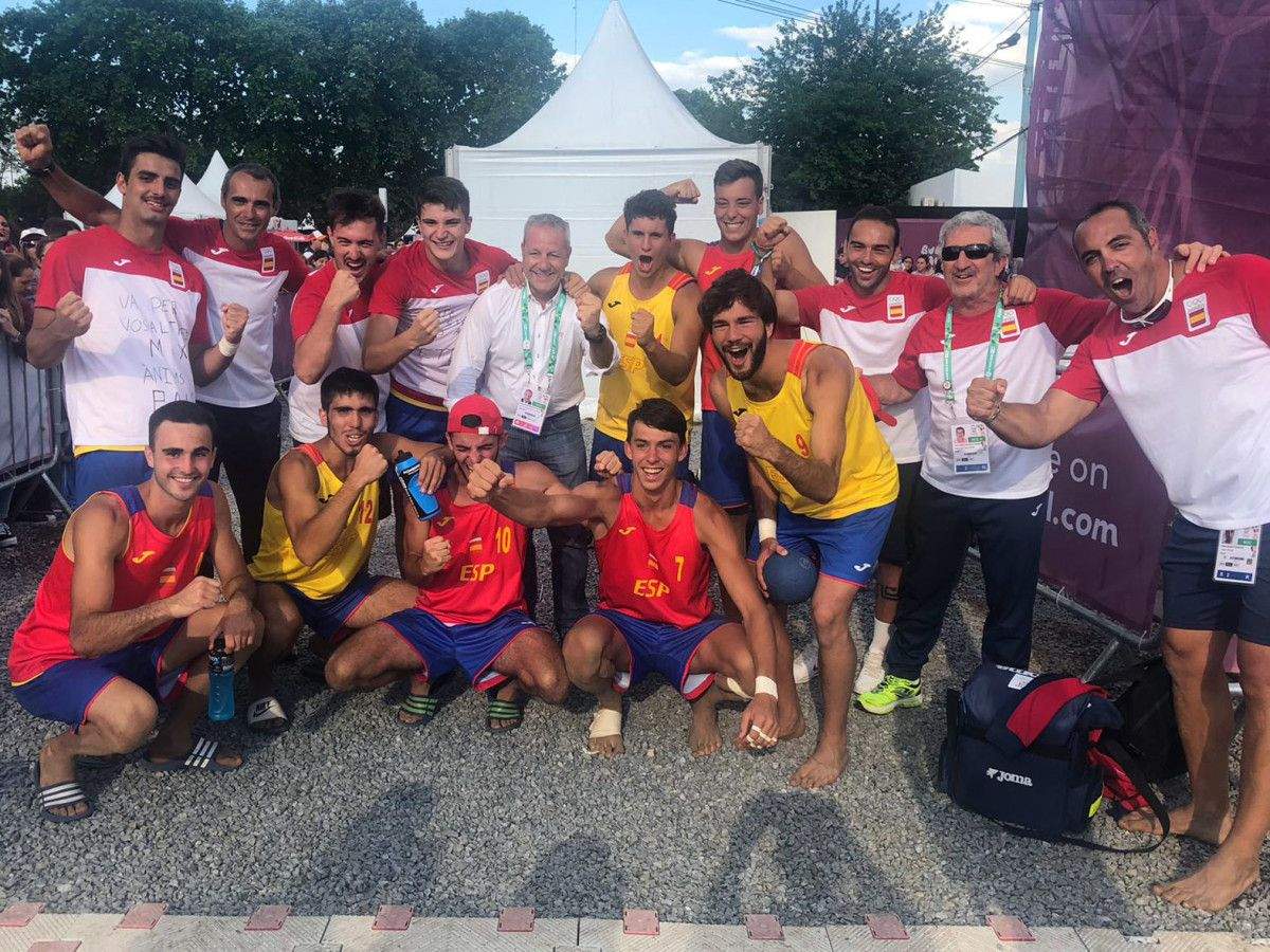 La selección española de balonmano playa celebra la victoria en los Juegos Olímpicos de la Juventud
