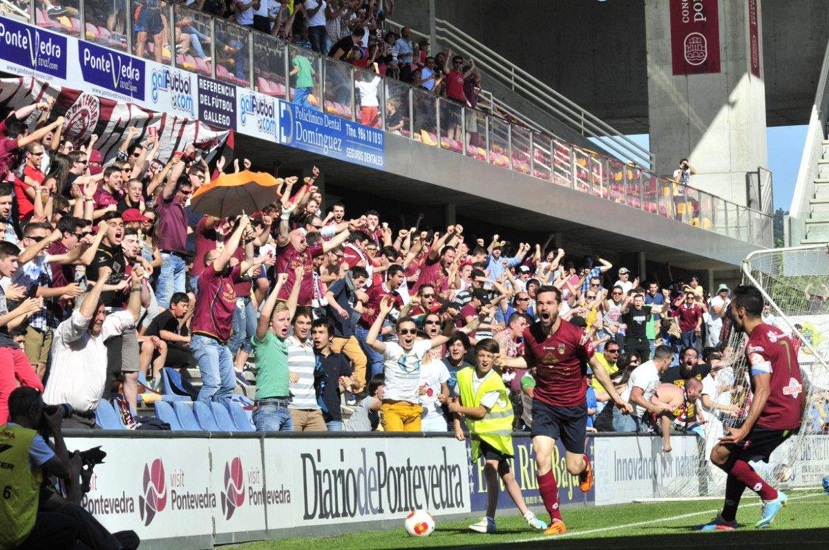 Pablo Lede celebra el primer gol del Pontevedra frente al Somozas en Pasarón