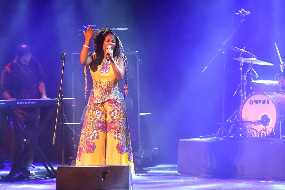 Actuaciones de Selma Uamiusse, Chico César y Mercedes Peón en Cantos na Maré 2018