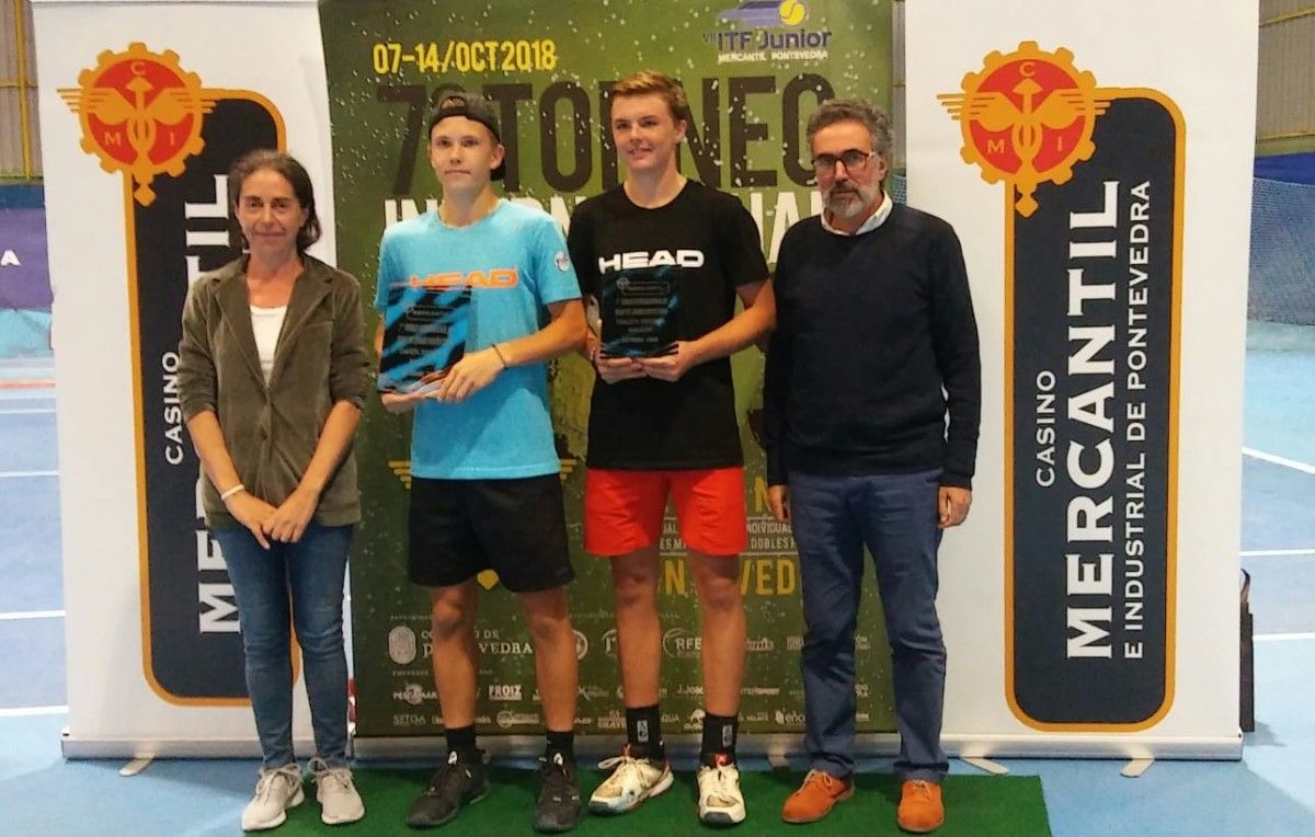 Los dos jugadores de la final masculina en la entrega de trofeos