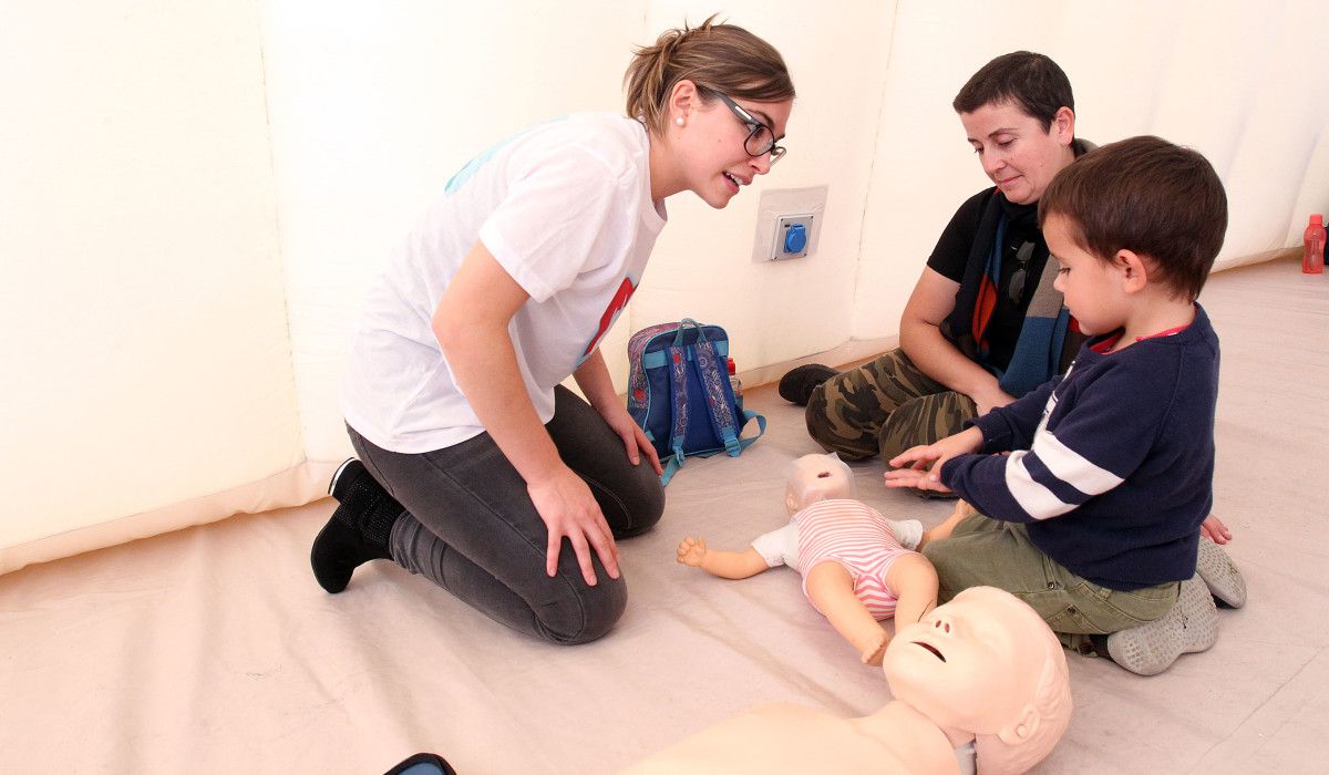 Taller de técnicas de RCP en la plaza de A Ferrería