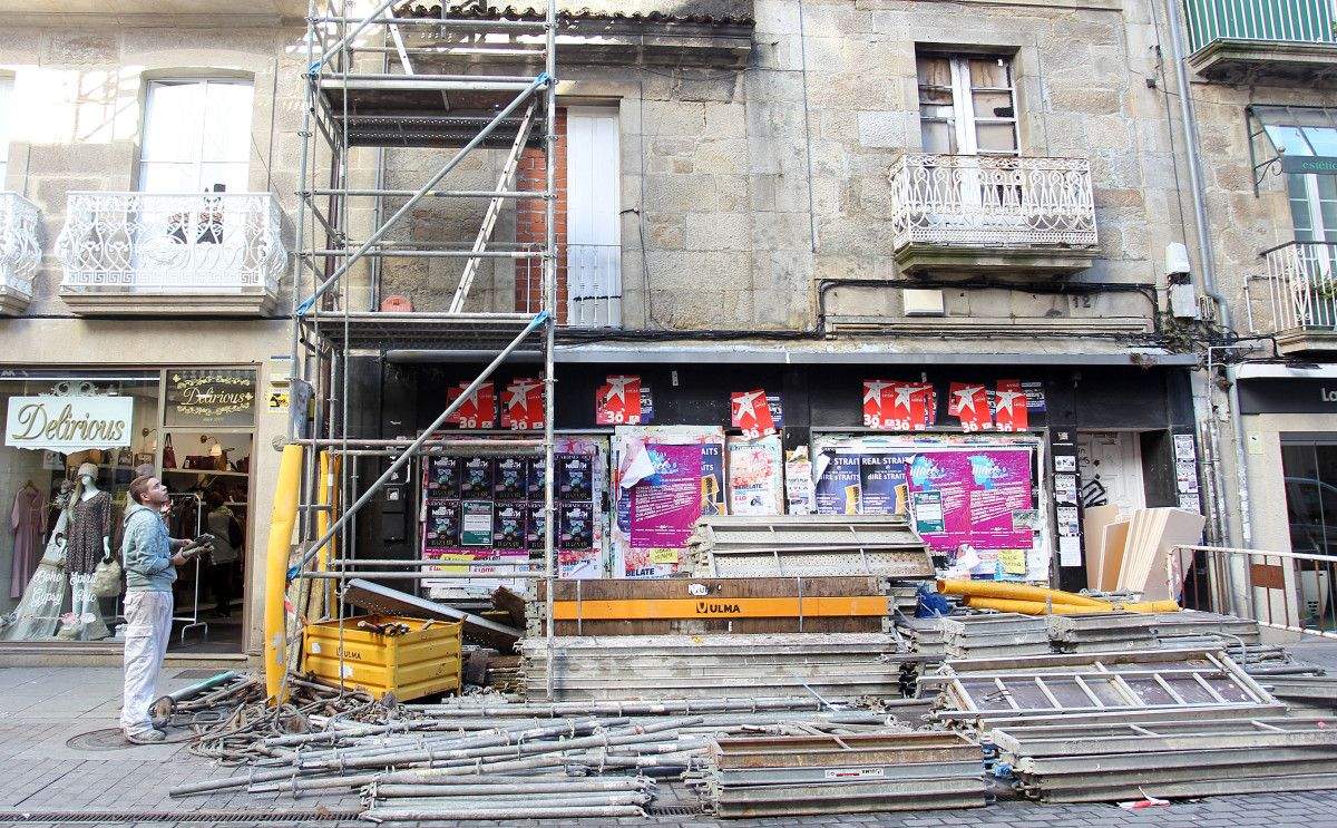 Fachada cara Michelena do edificio da Ferrería queimado nun incendio
