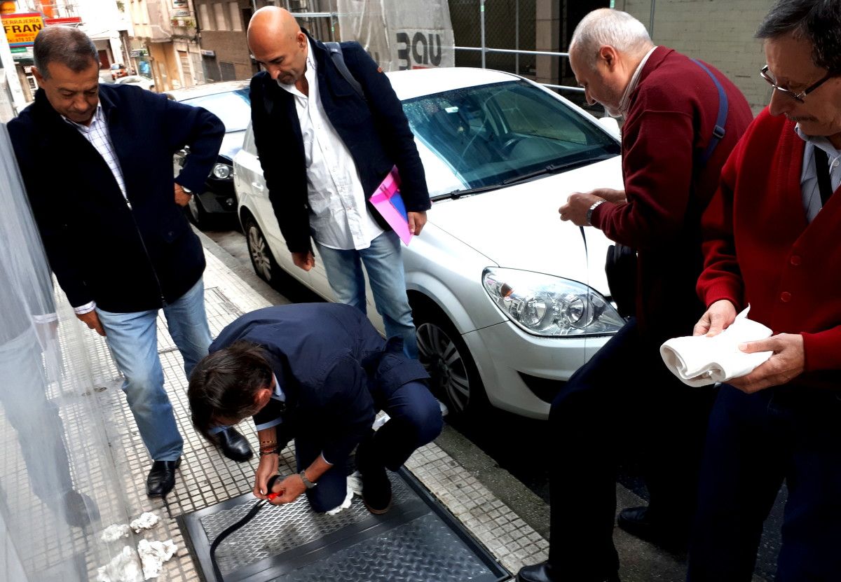 Vecinos de Lepanto realizando obras en la calle